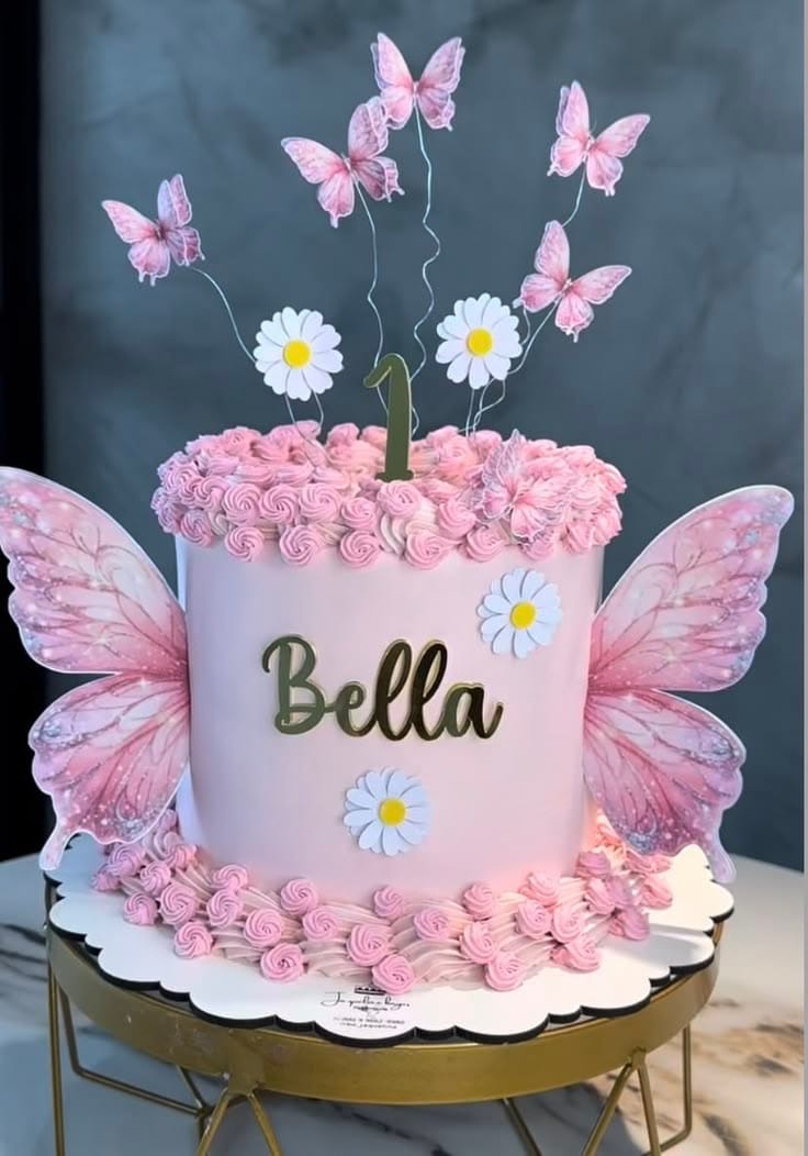 Gâteau de mariage à étages décoré de fleurs comestibles dorées