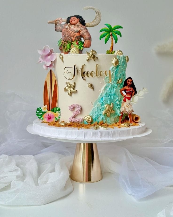 Gâteau de mariage blanc à étages avec cascade de fleurs