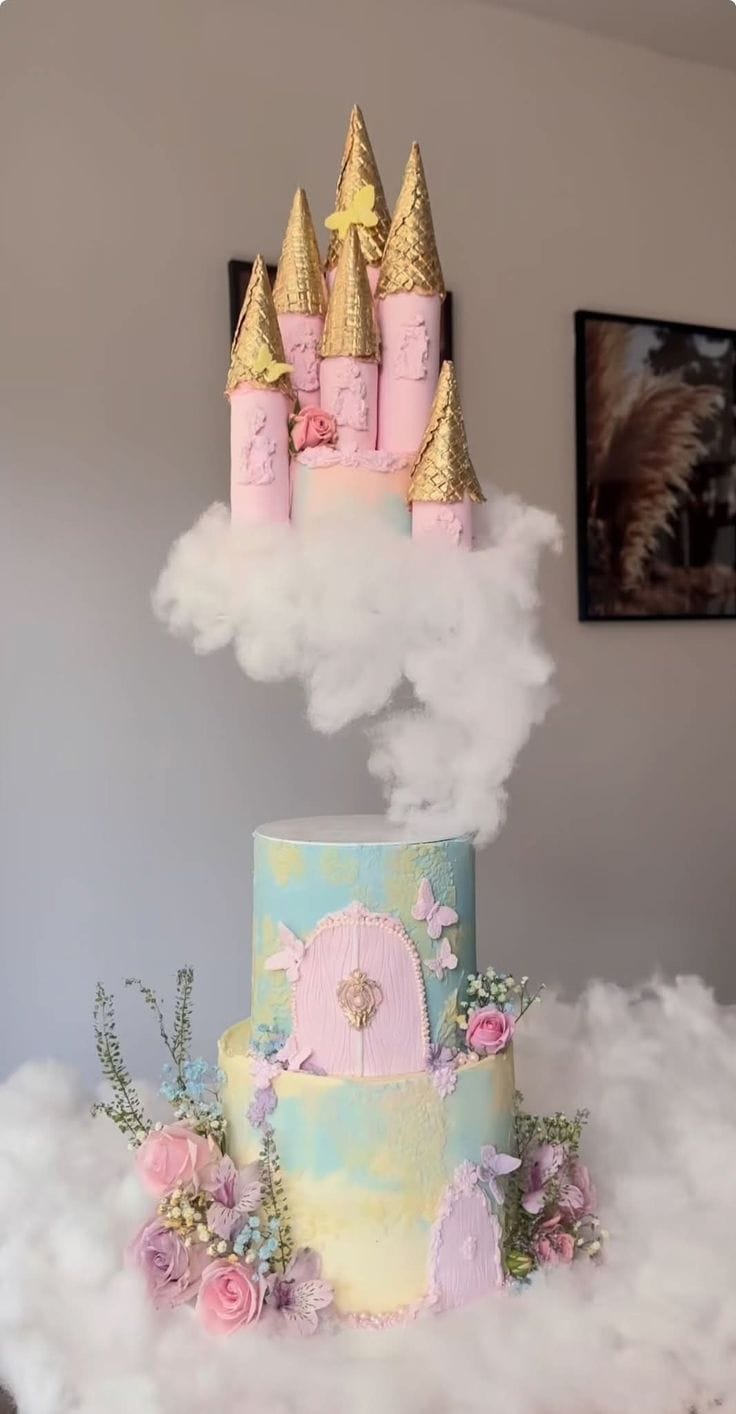 Gâteau d'anniversaire rose avec roses fraîches