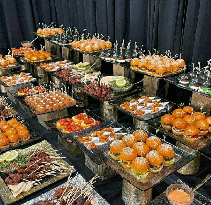 Table de dîner gastronomique dressée avec élégance